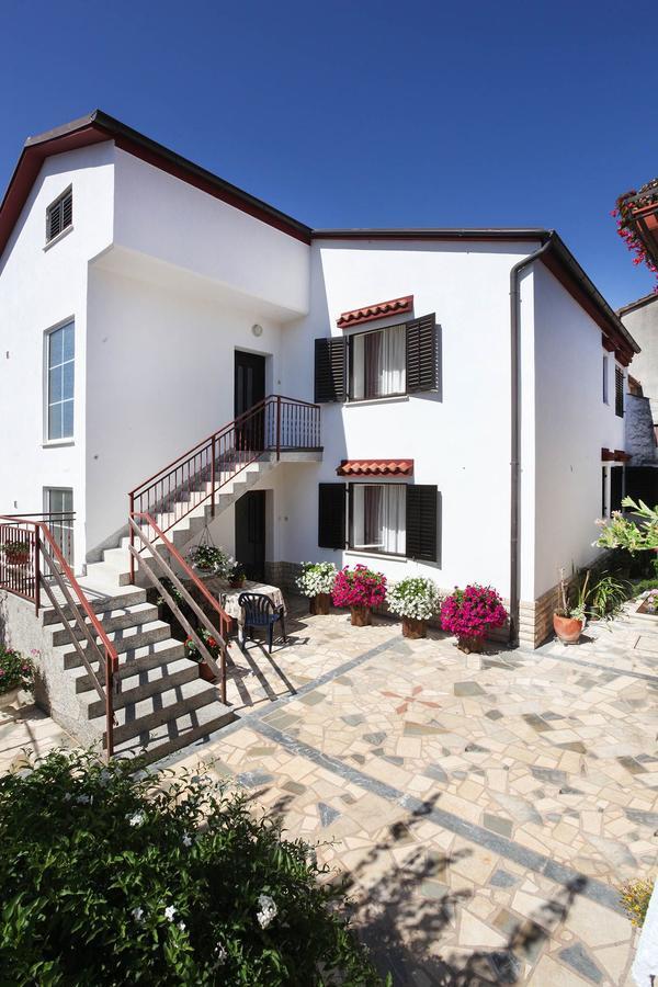 באניולה Apartments Patricia מראה חיצוני תמונה