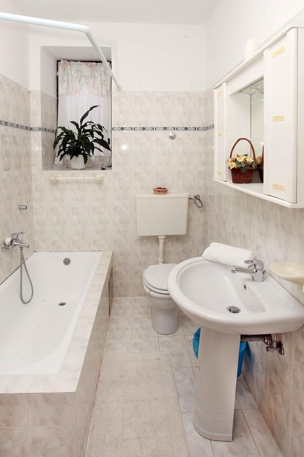 באניולה Apartments Patricia מראה חיצוני תמונה